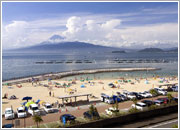 富士を望む眺望と白い砂浜と青い海・らららサンビーチ（平沢海水浴場）